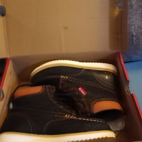 Last price drop . Boys Levi's boots - Picture 2 of 3